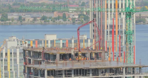 多階建ての建物の建設現場で働く 労働者は家を建てる 複数階建ての建物の建設 — ストック動画