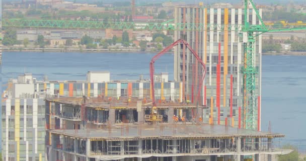 Lavori Nel Cantiere Edificio Più Piani Lavoratori Costruiscono Coniuge Costruzione — Video Stock