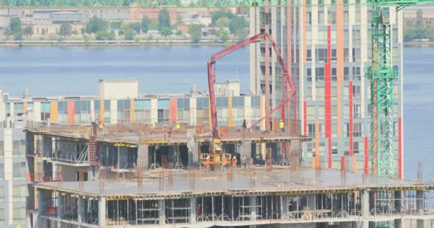 Lavori Nel Cantiere Edificio Più Piani Lavoratori Costruiscono Coniuge Costruzione — Video Stock