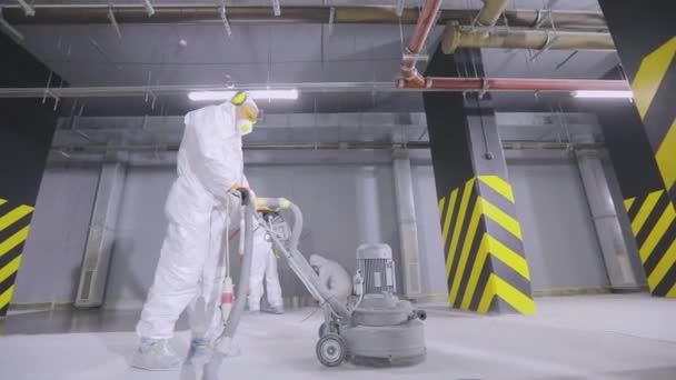 Bouwers Poetsen Vloer Met Speciale Apparatuur Beton Oppervlak Slijpen Bouwvakkers — Stockvideo