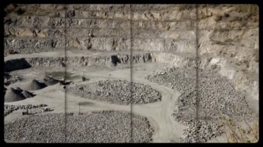 Kömür madenciliği. Bir videoda birden fazla kare. Taş ocağındaki büyük sarı damperli kamyon. Büyük bir demir cevheri ocağında çalışıyorum. Demir cevheri madeninden bir çerçeve seçimi..