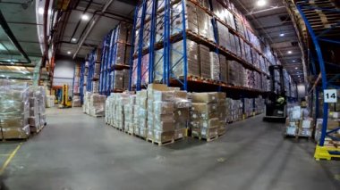 Fabrikanın genel planında büyük bir depo var. Fabrika deposu genel planında çalışıyorum..