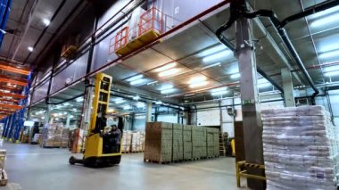 Bir depoda forklift işi. Modern forklift bir depoda çalışıyor. Depoda özel ekipman işi. endüstriyel iç.