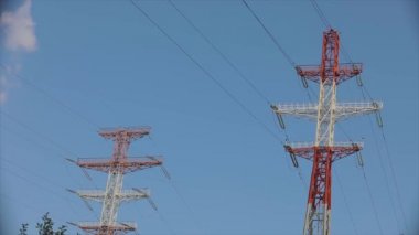 Mavi gökyüzüne karşı güç hattı. Modern yüksek voltaj kulesi. Mavi gökyüzüne karşı elektrik iletim kulesi. Yüksek Voltaj Aktarım Kulesi.