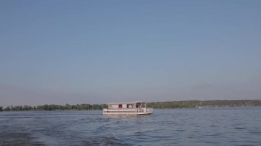 Gün batımında parti teknesi. Parti için eğlence teknesi. Parti teknesi gün batımında nehirde yüzer..