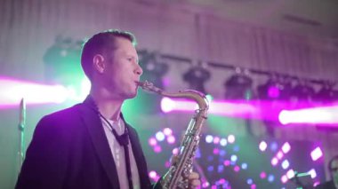 Müzisyen saksafon çalar. Sxophonist grupta saksafon çalar. Sahnede saksafoncu.