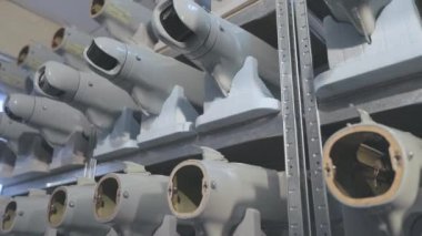 Fabrikada İHA üretimi. UAV raflarda boş. Askeri İHA 'ların üretimi.
