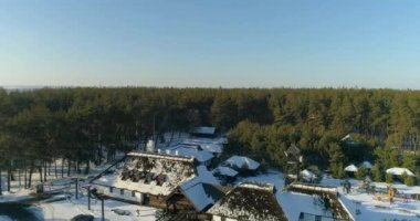 Kışın ormanın yakınındaki restoran. Kışın ormanın yakınındaki dinlenme merkezi. Orman manzaralı güzel bir kır evi..