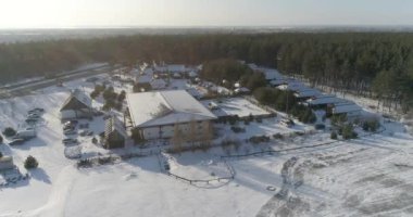 Kışın ormanın yakınındaki restoran. Kışın ormanın yakınındaki dinlenme merkezi. Orman manzaralı güzel bir kır evi..