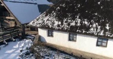 Kışın ormanın yakınındaki restoran. Kışın ormanın yakınındaki dinlenme merkezi. Orman manzaralı güzel bir kır evi..