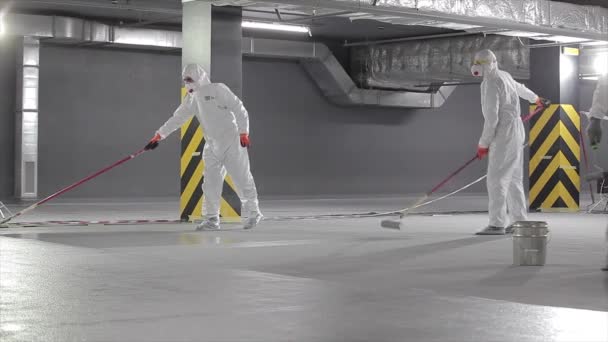 스스로 수있는 바닥을 클로즈업 레벨로 클로즈업하는 — 비디오