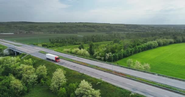 Los Camiones Están Conduciendo Largo Carretera Cerca Del Campo Verde — Vídeo de stock