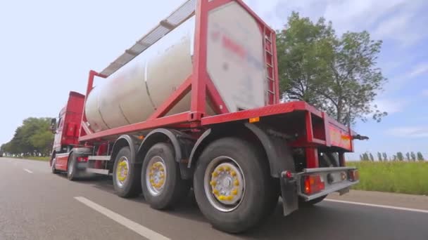 卡车沿着大路行驶 一辆装有油罐车的卡车沿着公路的特写镜头行驶 危险货物运输 — 图库视频影像