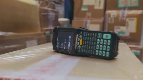 Barcode Scanner Close Barcode Scanner Lies Cardboard Box — Vídeo de Stock