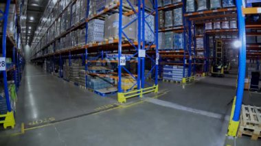 Fabrikanın genel planında büyük bir depo var. Fabrika deposu genel planında çalışıyorum..