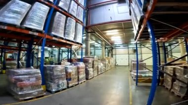 Mallarla dolu büyük bir depo. Yüksek rafları olan çok büyük bir depo. Büyük bir depoda. Modern depo.