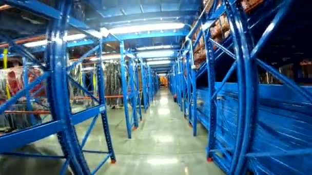 服を着た倉庫 倉庫の列には服が吊るされている 工場の倉庫の服 工業用インテリア — ストック動画