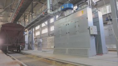 Yük treni fabrikadan geçiyor. Tren vagonları fabrikanın etrafında hareket ediyor. Bir fabrikada yük treni..