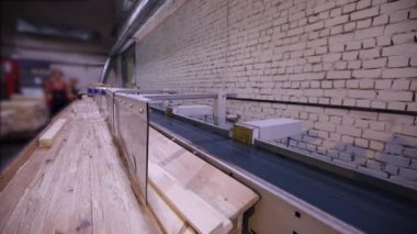 Tahta kirişin uzunluğunun otomatik belirlenmesi, modern taşıyıcı, otomatik hat, modern mobilya üretim fabrikası.