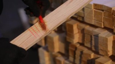 A woman works at a furniture factory, a furniture factory, a woman shifts boards.
