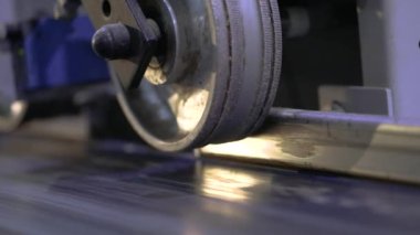 Tahta kirişin uzunluğunun otomatik belirlenmesi, modern taşıyıcı, otomatik hat, modern mobilya üretim fabrikası.