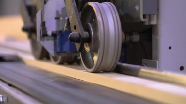 Tahta kirişin uzunluğunun otomatik belirlenmesi, modern taşıyıcı, otomatik hat, modern mobilya üretim fabrikası.