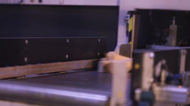 Mobilya fabrikasında çalışıyorum. Modern bir mobilya fabrikasında üretim süreci. Ahşap fabrikası.