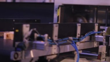 Mobilya fabrikasında çalışıyorum. Modern bir mobilya fabrikasında üretim süreci. Ahşap fabrikası.