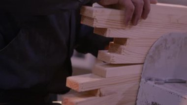 Erkek elleri ahşap kirişi yakın, erkek elleri kapalı..