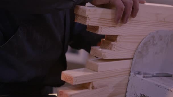 Mężczyzna Ręce Trzymać Drewnianą Belkę Blisko Górę Męskie Ręce Blisko — Wideo stockowe