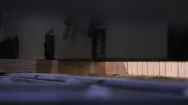 Mobilya üretim süreci, mobilya panelleri üretimi. Mekanizma yakın plan.