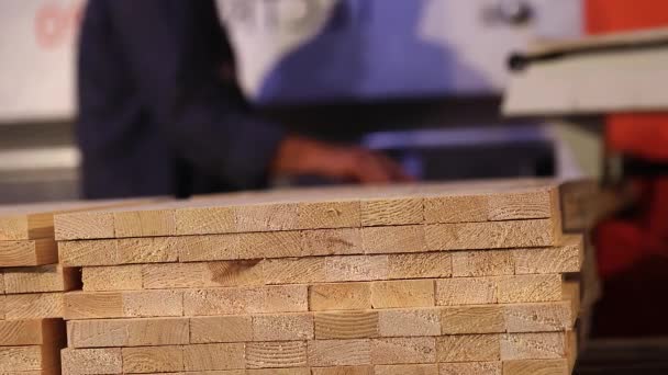 Мебельная Доска Крупным Планом Рабочий Заднем Плане Плоский Деревянный Лист — стоковое видео