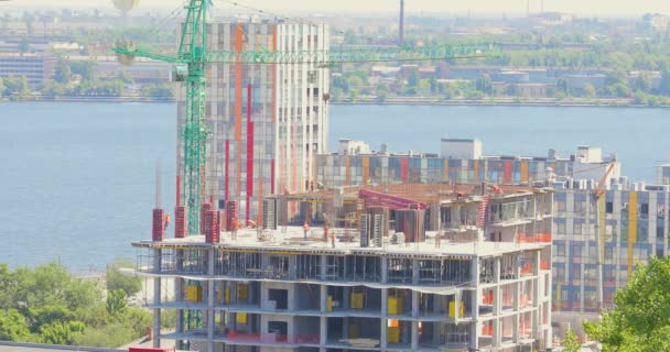 Lucrați Șantierul Construcție Unei Clădiri Mai Multe Etaje Muncitorii Construiesc — Videoclip de stoc