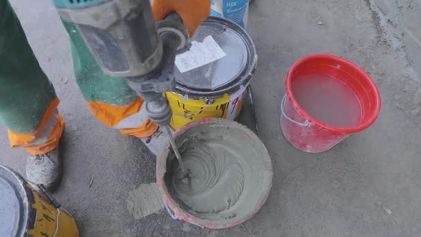 Mixing Mortar Bucket Mortar Kneaded Bucket Mixer — Stockvideo