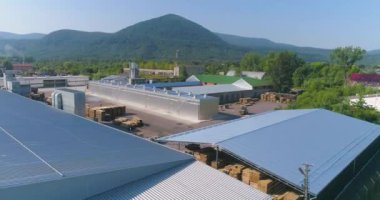 Büyük marangoz fabrikası manzarası. Bir marangoz fabrikasının üzerinde bir uçuş. Modern mobilya fabrikasının genel planı.