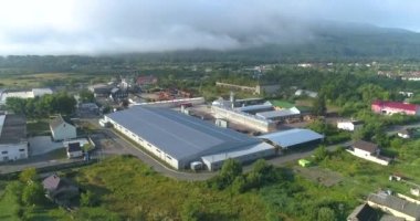 Modern fabrika manzaralı. Yeni bir modern mobilya fabrikasının üzerinde bir uçuş. Mobilya fabrikası üst görünümü.