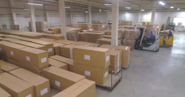 工場で完成品と大規模な倉庫 工場の箱付き倉庫 大きな倉庫のフォークリフトは箱を動かす — ストック動画