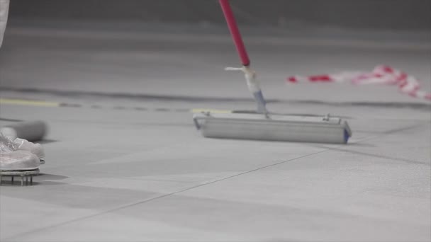 自平地板用针辊 闭合针辊 建立自平楼层的过程 — 图库视频影像