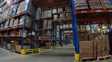 Bir depoda forklift işi. Modern forklift bir depoda çalışıyor. Depoda özel ekipman işi. endüstriyel iç.