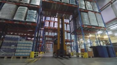 Fabrikanın deposunda özel ekipman var. Modern yükleyiciler büyük bir depoda. Depo işi. Büyük bir depoda iş akışı.