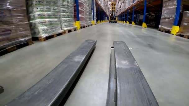 Forklift Rides Warehouse Close Forklift Work Warehouse Large Modern Warehouse — Stockvideo