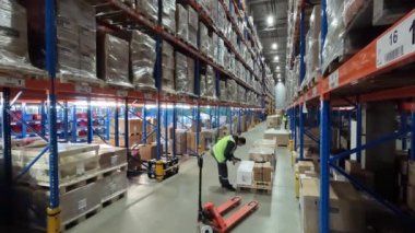 Büyük bir depo. Depoda çalışanlar genel plan zaman aşımına uğruyor. Büyük bir depoda iş akışı.