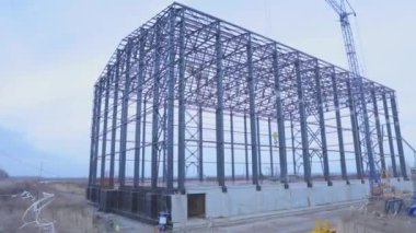 Endüstriyel bir binanın metal iskeleti. Bir sanayi binasının inşaatı. Fabrika için büyük bir depo inşaatı.