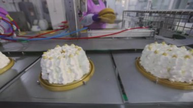 Kek konveyör çizgisinde. Pasta üretimi. Modern bir fabrikada kek üretimi. Otomatik pasta oluşturma süreci.
