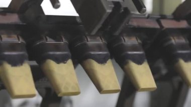 Dondurma üretimi. Otomatik dondurma üretimi. Otomatik dondurma üretim hattı.