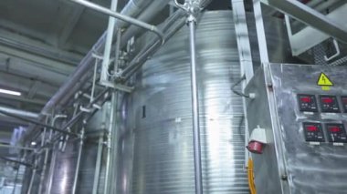 Gıda endüstrisindeki büyük konteynırlar. Dondurma endüstrisindeki parlak metal kaplar. Endüstriyel iç mekan. Gıda üretimi.