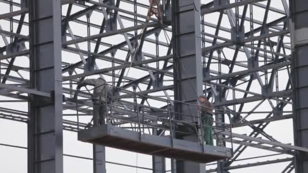 Trabalhadores Estão Pintando Estruturas Metálicas Obras Construção Industrial Exterior Construtores — Vídeo de Stock