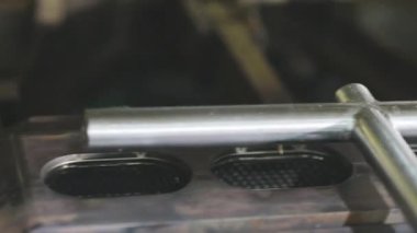 Gofret fincanı üretimi için konveyör hattı. Gofret fincanı üretimi için bir makine. Dondurma için gözleme kabı pişiriyorum.