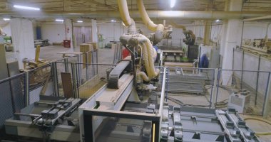 Tahta değirmeni. Endüstriyel iç mekan. Modern endüstriyel ekipman. CNC marangozluk makinesi. Otomatik ahşap oyma.