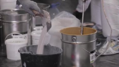 Yerleri düzleştirmek için iğne merdiveni, yakın çekimde iğne. Kendi kendine yükselen katlar oluşturma süreci..